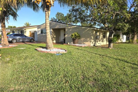 House in Pembroke Pines, Florida 3 bedrooms, 142.14 sq.m. № 1743886 - photo 28