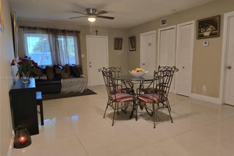 House in Pembroke Pines, Florida 3 bedrooms, 142.14 sq.m. № 1743886 - photo 4