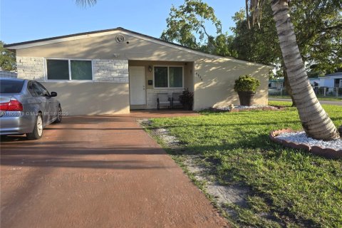 House in Pembroke Pines, Florida 3 bedrooms, 142.14 sq.m. № 1743886 - photo 1