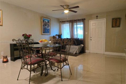 House in Pembroke Pines, Florida 3 bedrooms, 142.14 sq.m. № 1743886 - photo 5