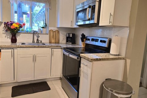 House in Pembroke Pines, Florida 3 bedrooms, 142.14 sq.m. № 1743886 - photo 8