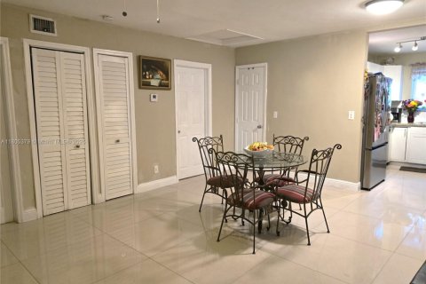 House in Pembroke Pines, Florida 3 bedrooms, 142.14 sq.m. № 1743886 - photo 3