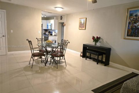 House in Pembroke Pines, Florida 3 bedrooms, 142.14 sq.m. № 1743886 - photo 2