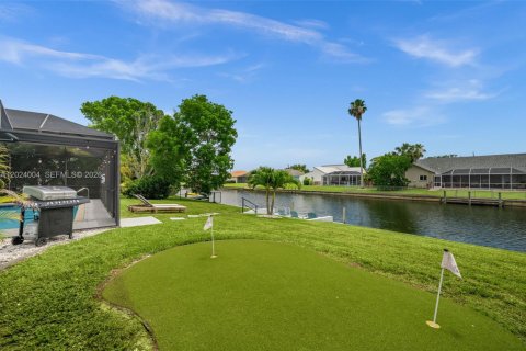 House in Cape Coral, Florida 3 bedrooms, 148.83 sq.m. № 2088321 - photo 3