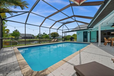 House in Cape Coral, Florida 3 bedrooms, 148.83 sq.m. № 2088321 - photo 2