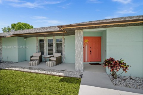 House in Cape Coral, Florida 3 bedrooms, 148.83 sq.m. № 2088321 - photo 6