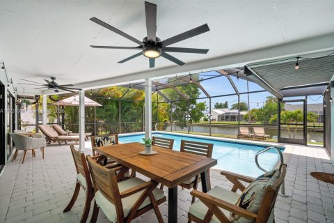 House in Cape Coral, Florida 3 bedrooms, 148.83 sq.m. № 2088321 - photo 29