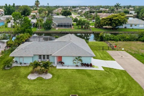 House in Cape Coral, Florida 3 bedrooms, 148.83 sq.m. № 2088321