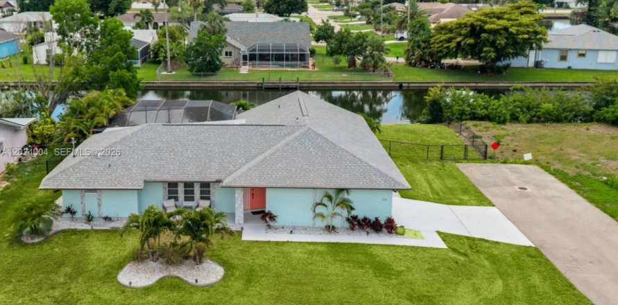 House in Cape Coral, Florida 3 bedrooms, 148.83 sq.m. № 2088321