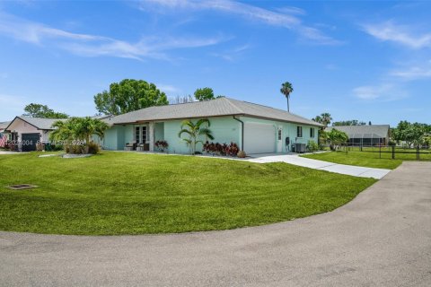 House in Cape Coral, Florida 3 bedrooms, 148.83 sq.m. № 2088321 - photo 4