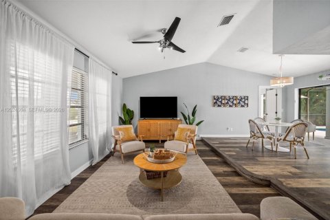 House in Cape Coral, Florida 3 bedrooms, 148.83 sq.m. № 2088321 - photo 9