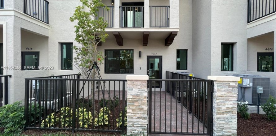 Adosado en Doral, Florida 3 dormitorios, 132.29 m2 № 2054731