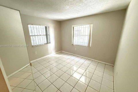 Copropriété à louer à Hialeah, Floride: 3 chambres, 113.06 m2 № 2000115 - photo 6