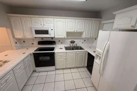Copropriété à louer à Hialeah, Floride: 3 chambres, 113.06 m2 № 2000115 - photo 2