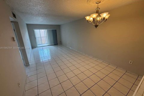 Copropriété à louer à Hialeah, Floride: 3 chambres, 113.06 m2 № 2000115 - photo 4