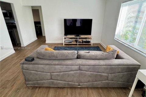 Снять в аренду виллу или дом в Майами, Флорида 2 спальни, 74.32м2, № 1976522 - фото 2