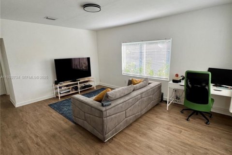 Снять в аренду виллу или дом в Майами, Флорида 2 спальни, 74.32м2, № 1976522 - фото 1