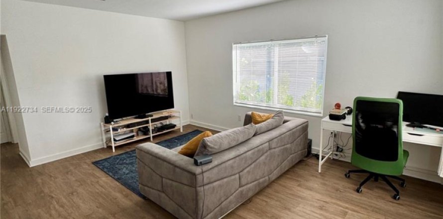 Дом в Майами, Флорида 2 спальни, 74.32м2 № 1976522