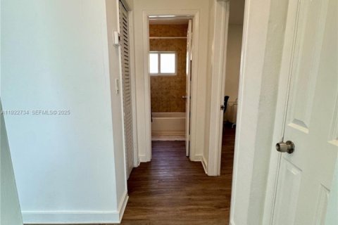 Снять в аренду виллу или дом в Майами, Флорида 2 спальни, 74.32м2, № 1976522 - фото 7