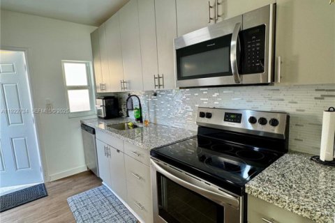 Снять в аренду виллу или дом в Майами, Флорида 2 спальни, 74.32м2, № 1976522 - фото 10