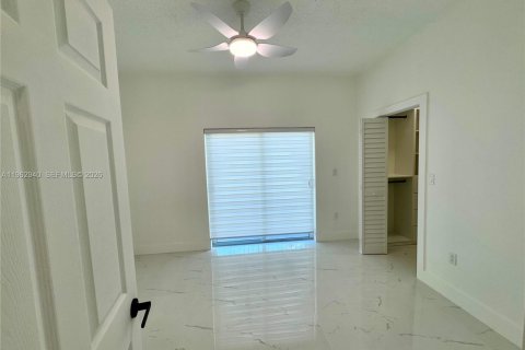 House in Miami, Florida 2 bedrooms, 60.39 sq.m. № 2052824 - photo 6