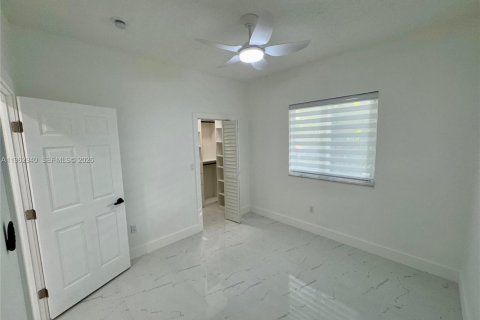 House in Miami, Florida 2 bedrooms, 60.39 sq.m. № 2052824 - photo 11