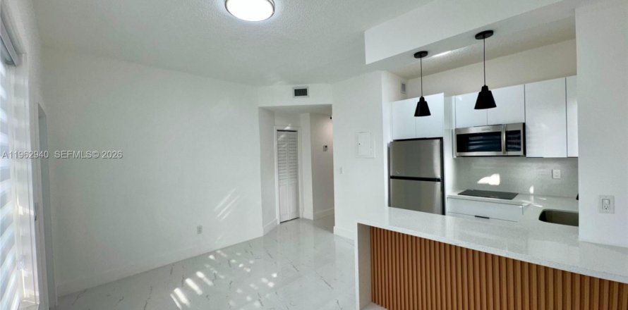 House in Miami, Florida 2 bedrooms, 60.39 sq.m. № 2052824