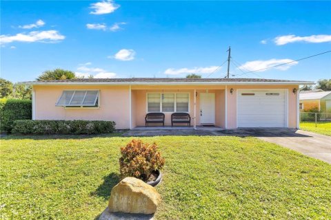 House in Sebastian, Florida 2 bedrooms, 103.96 sq.m. № 2395902 - photo 2