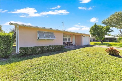 House in Sebastian, Florida 2 bedrooms, 103.96 sq.m. № 2395902 - photo 19