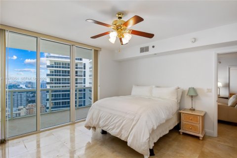 Condo in Hallandale Beach, Florida, 3 bedrooms  № 2052863 - photo 16