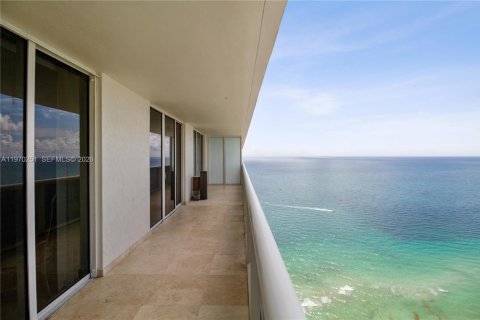 Condo in Hallandale Beach, Florida, 3 bedrooms  № 2052863 - photo 14