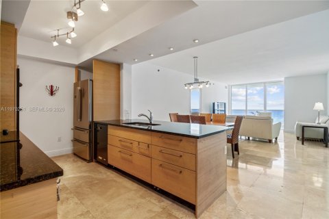 Condo in Hallandale Beach, Florida, 3 bedrooms  № 2052863 - photo 11