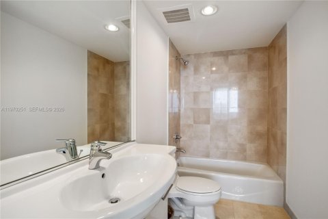 Condo in Hallandale Beach, Florida, 3 bedrooms  № 2052863 - photo 21