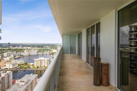 Condo in Hallandale Beach, Florida, 3 bedrooms  № 2052863 - photo 27