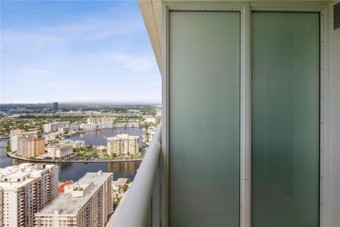 Condo in Hallandale Beach, Florida, 3 bedrooms  № 2052863 - photo 25