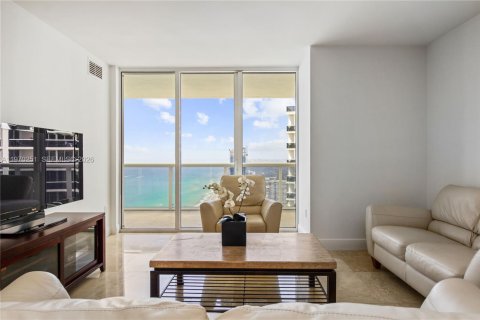 Condo in Hallandale Beach, Florida, 3 bedrooms  № 2052863 - photo 3
