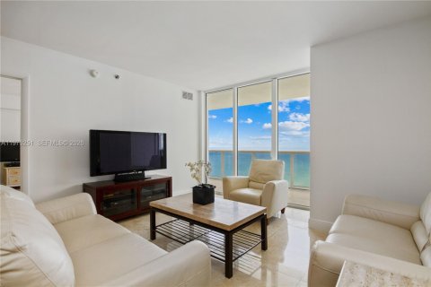 Condo in Hallandale Beach, Florida, 3 bedrooms  № 2052863 - photo 2