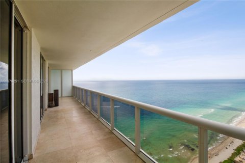 Condo in Hallandale Beach, Florida, 3 bedrooms  № 2052863