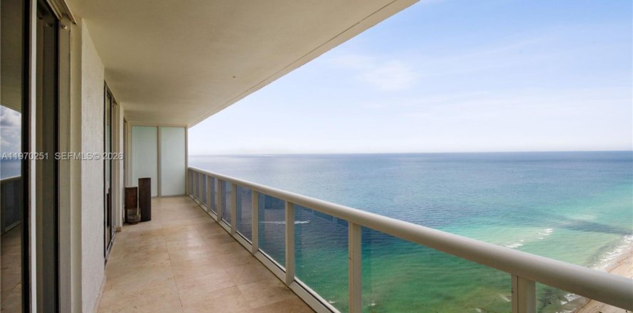 Condo in Hallandale Beach, Florida, 3 bedrooms  № 2052863