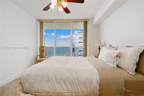 Condo in Hallandale Beach, Florida, 3 bedrooms  № 2052863 - photo 19