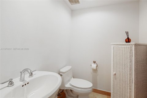 Condo in Hallandale Beach, Florida, 3 bedrooms  № 2052863 - photo 23