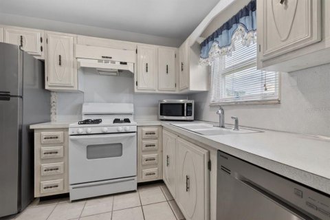Condo in Saint Petersburg, Florida, 2 bedrooms  № 2155985 - photo 2