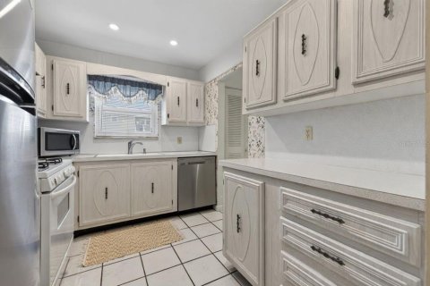 Condo in Saint Petersburg, Florida, 2 bedrooms  № 2155985 - photo 3