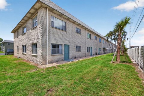 Condo in Saint Petersburg, Florida, 2 bedrooms  № 2155985 - photo 11