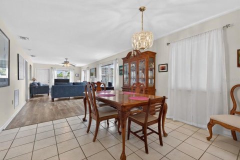 Condo in Saint Petersburg, Florida, 2 bedrooms  № 2155985 - photo 4