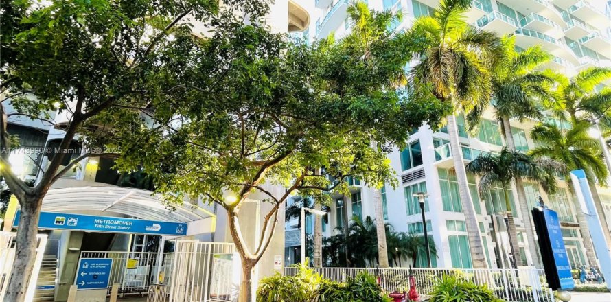 Кондоминиум с 2 спальнями в Майами, Флорида № 1966718