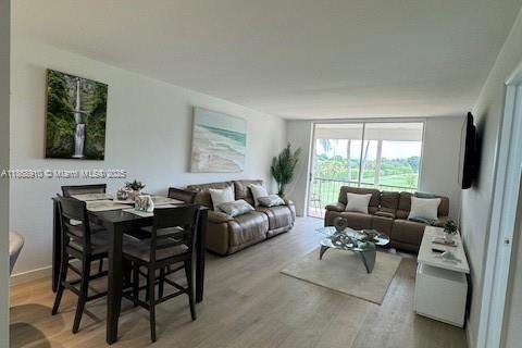 Condominio en venta en Pembroke Pines, Florida, 1 dormitorio, 74.32 m2 № 1979367 - foto 7