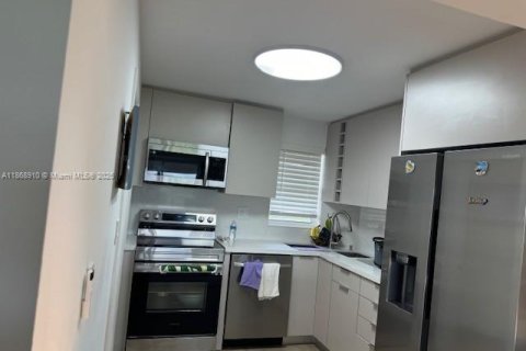 Condominio en venta en Pembroke Pines, Florida, 1 dormitorio, 74.32 m2 № 1979367 - foto 13