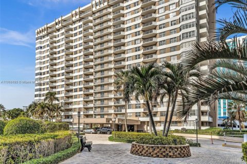 Condo in Hallandale Beach, Florida, 1 bedroom  № 2052770