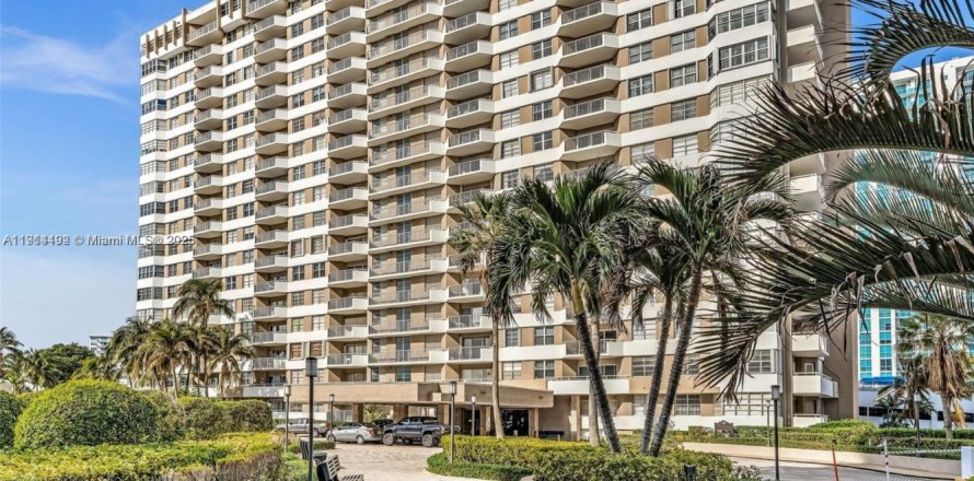 Condo in Hallandale Beach, Florida, 1 bedroom  № 2052770